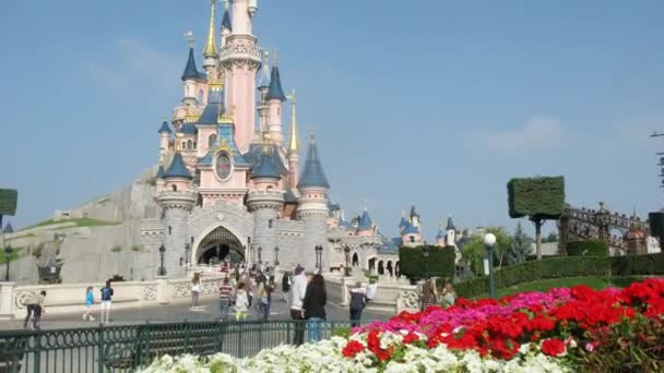 La gente viene al castillo de cuento de hadas en Disneylandia — Vídeos de Stock