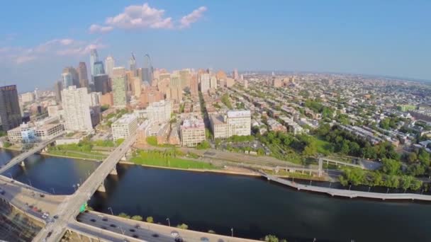 Tráfico de transporte en Walnut Street Bridge — Vídeos de Stock