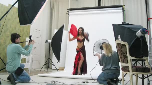 Женщина в красном платье позирует — стоковое видео