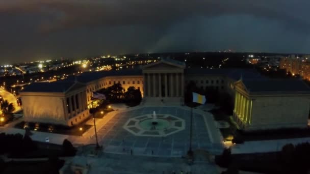 Byggnad av Philadelphia Museum of Art på natten — Stockvideo