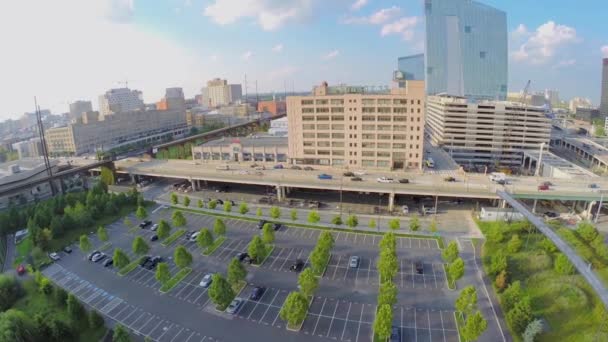 Parkeerplaats in de buurt van Walnut Street — Stockvideo