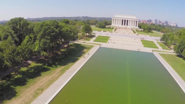 La gente camina cerca del Lincoln Memorial — Vídeos de Stock