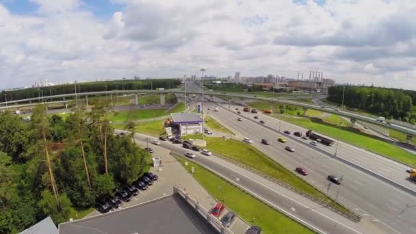 诺沃里兹斯卡哈天桥附近的加油站 — 图库视频影像