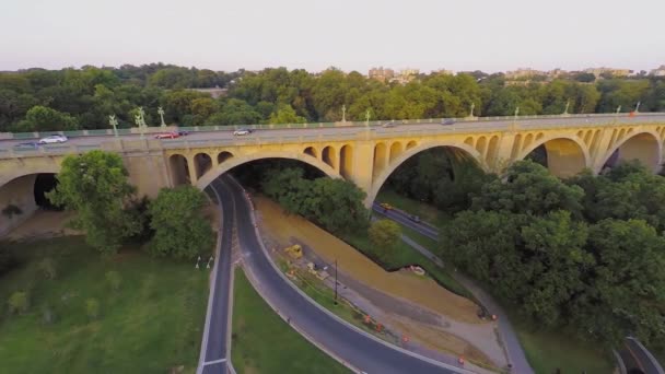 Автомобили на мосту Уильяма Говарда Тафта — стоковое видео
