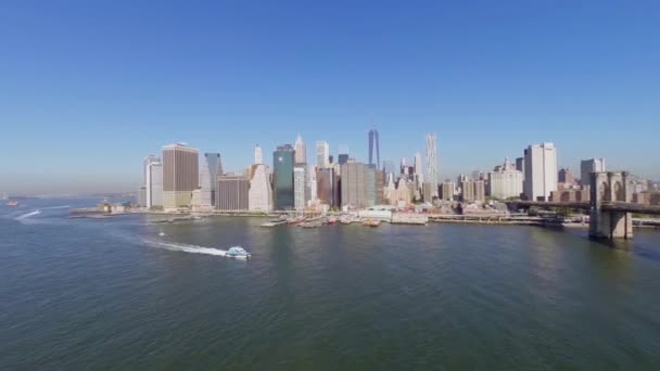 Schiff fährt den East River hinunter — Stockvideo