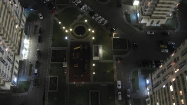 Spielplatz zwischen modernen Gebäuden — Stockvideo
