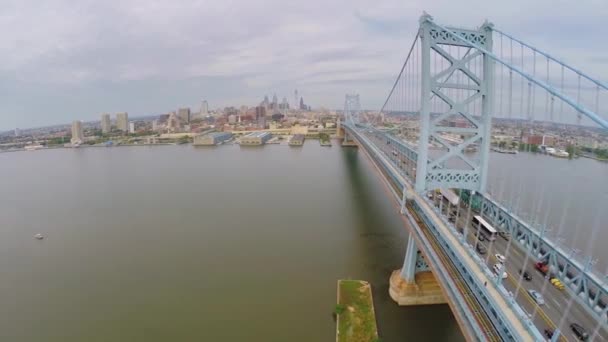 Paisaje urbano con puente Benjamin Franklin — Vídeos de Stock