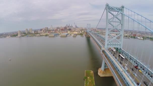 Cityscape com Ponte Benjamin Franklin — Vídeo de Stock