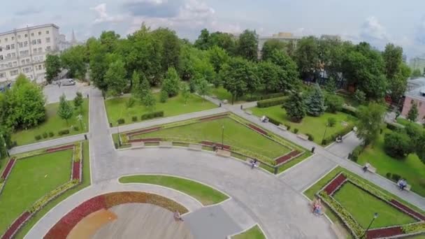 Stadtbild und Park mit großem Blumenbeet — Stockvideo