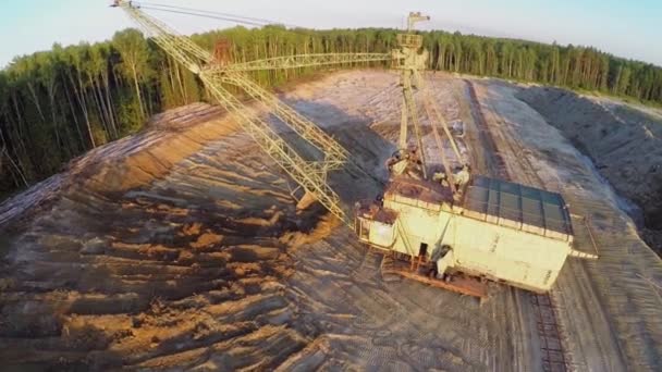 Excavator ladles sand at sandpit — Stock Video