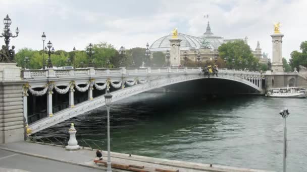 Verkeer op de Pont Alexandre III — Stockvideo