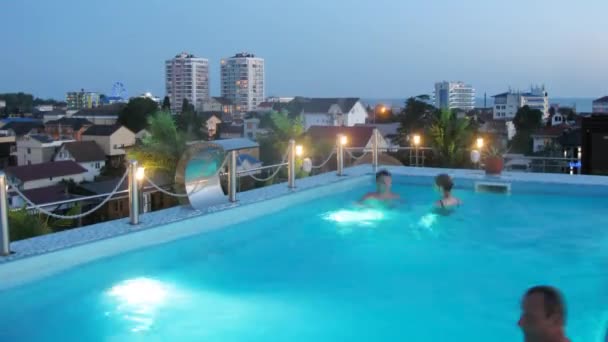 Abuelo y padre con niños descansando en la piscina — Vídeos de Stock