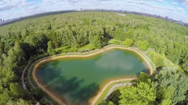 Stadsbild med damm i Sokolniki park — Stockvideo