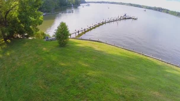 Barco perto de cais de madeira em Chesapeake Bay — Vídeo de Stock