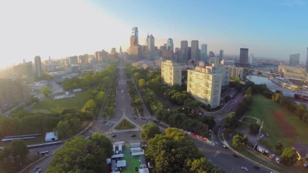 Panorama de la ville avec trafic de transport — Video