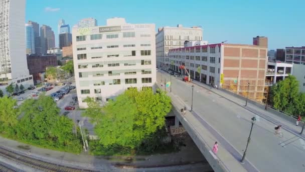 Tráfico de transporte en Center City en otoño — Vídeos de Stock
