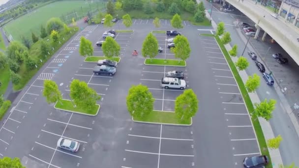 Parcheggio auto vicino al campo di calcio — Video Stock