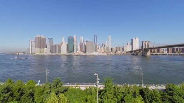 Manhattan med Brooklyn Bridge på hösten — Stockvideo