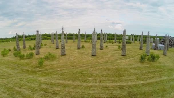 Campo de hierba con muchas columnas de arte — Vídeos de Stock