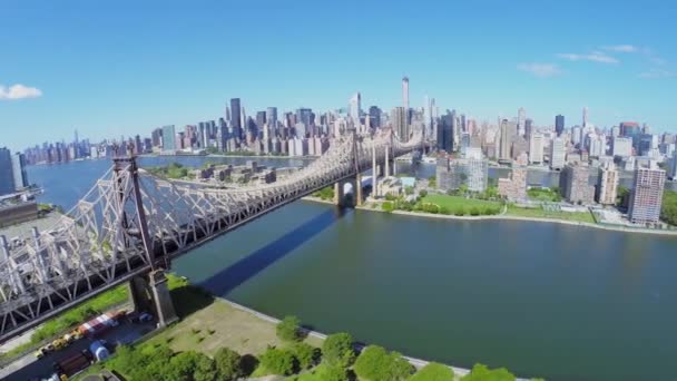 Ponte de Queensboro com trânsito — Vídeo de Stock