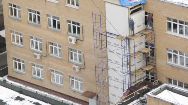 Construção de um poço de elevador perto do edifício — Vídeo de Stock