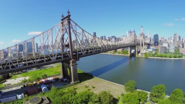 Transport bewegt sich durch Queensboro Bridge — Stockvideo