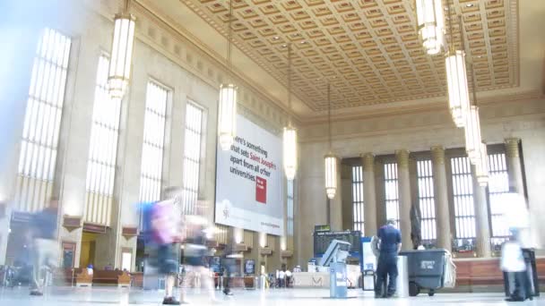 人々 は、フィラデルフィアの駅のホールで移動します。 — ストック動画