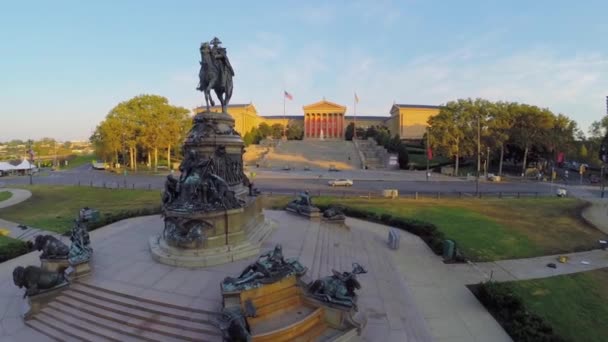 Автомобили возле статуи Джорджа Вашингтона — стоковое видео