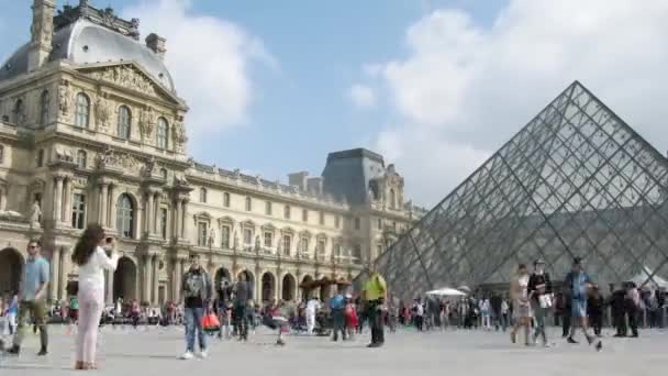 Pirâmide do Louvre em Paris com pessoas, França . — Vídeo de Stock