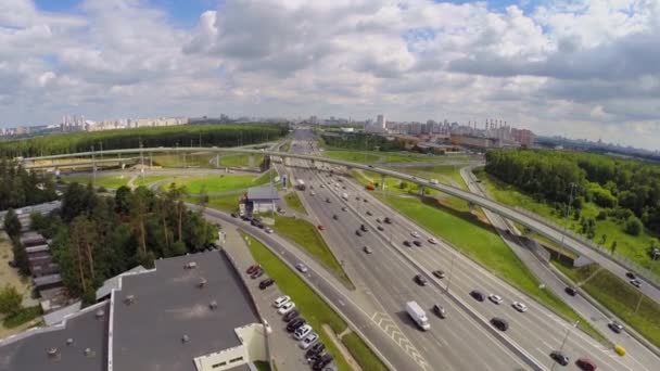 Verkehr auf der Überführung Noworizhskaja — Stockvideo