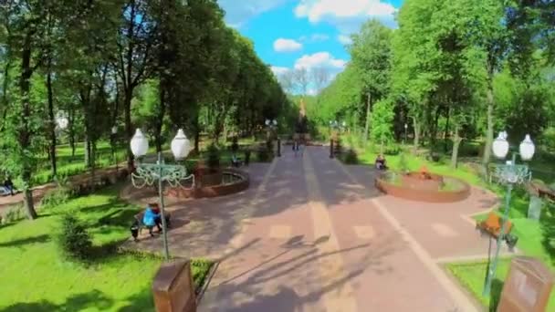 Callejón en el parque Lefortovsky — Vídeo de stock