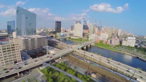 Paysage urbain avec circulation sur l'Interstate 76 — Video