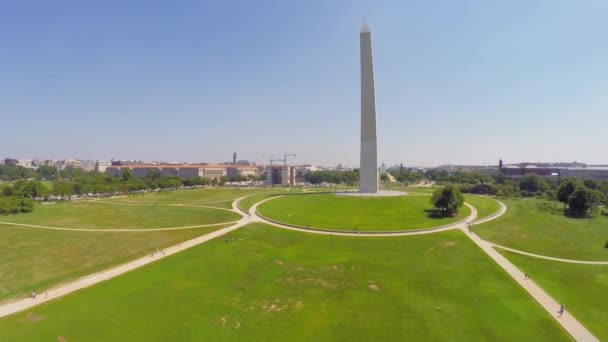 Turister vandrar nära Washington Monument — Stockvideo