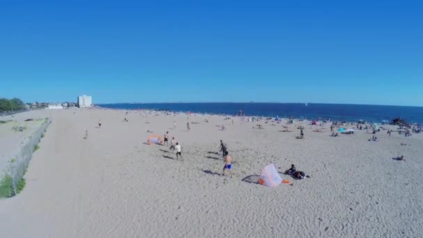 Man scores doel tijdens het afspelen — Stockvideo