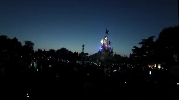 Gente en el espectáculo de reloj cuadrado con iluminación — Vídeos de Stock