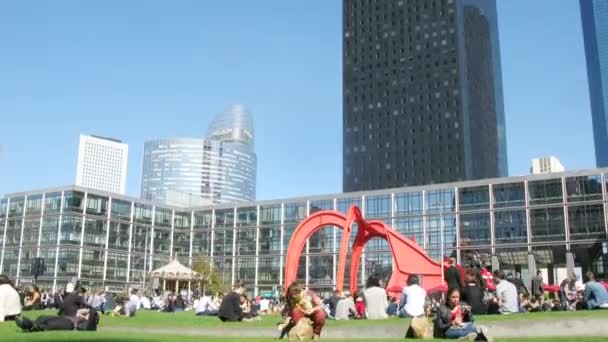 People have lunch in La Defence. — Stock Video