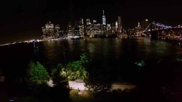 Panorama con Manhattan iluminado y puente de Brooklyn — Vídeos de Stock