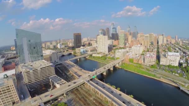 Paysage urbain avec train près de l'Interstate 76 — Video