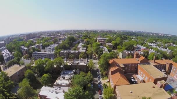 Cityscape with Bancroft Elementary School and neighborhood — Stock Video