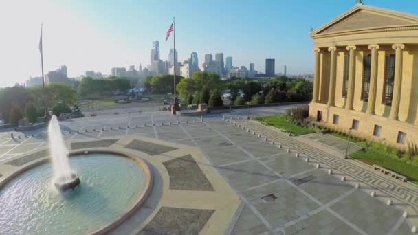 Square with fountain near Philadelphia Museum of Art — Stock Video