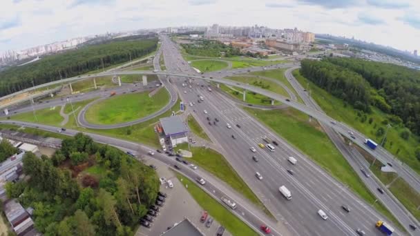 Paisaje urbano con tráfico en el paso elevado de Novorizhskaja — Vídeos de Stock