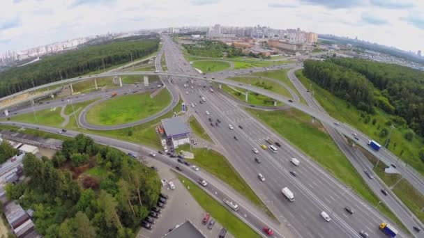 Novorizkaja flyover இல் போக்குவரத்து கொண்ட நகர்ப்புற நிலப்பரப்பு — ஸ்டாக் வீடியோ