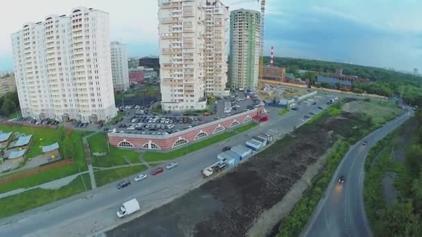 Stadtverkehr in Baustellennähe — Stockvideo