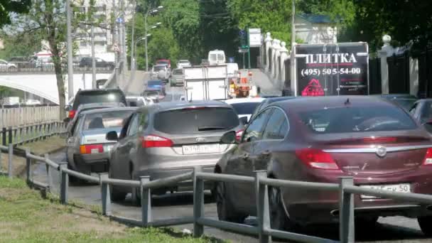 Tráfico por carretera en la ciudad — Vídeo de stock