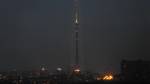 Verlichte Ostankino-toren — Stockvideo