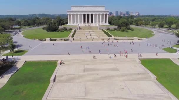 Multitud de personas cerca del Lincoln Memorial — Vídeo de stock