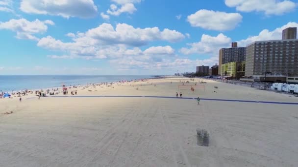 Ludzie się odpoczynek na plaży w Brighton — Wideo stockowe