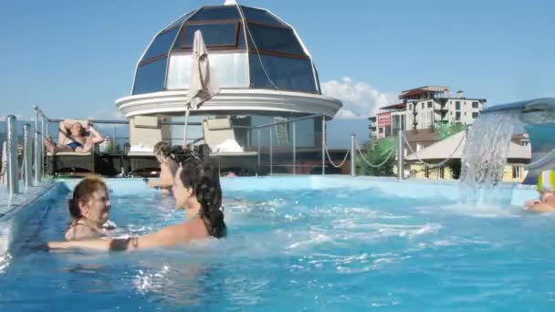 Padre, madre e hijos se relajan en la piscina — Vídeo de stock