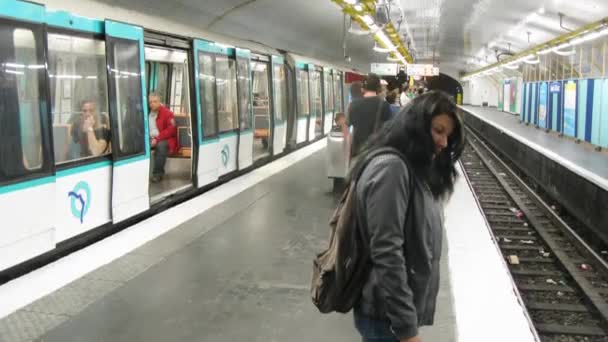 Menschen stehen auf Bahnsteig der U-Bahn — Stockvideo