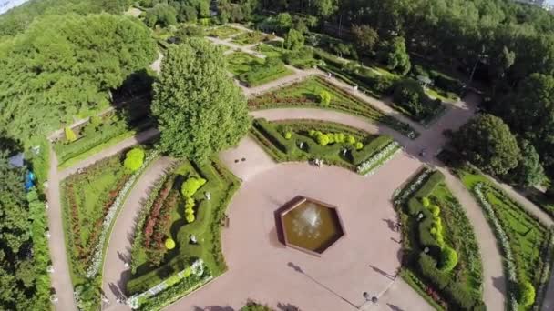 Stadtbild mit Rosenkranz im Sommer — Stockvideo